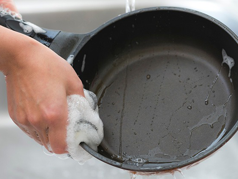 6-luu-y-khi-su-dung-chao-chong-dinh-de-tranh-ung-thu-go-cua