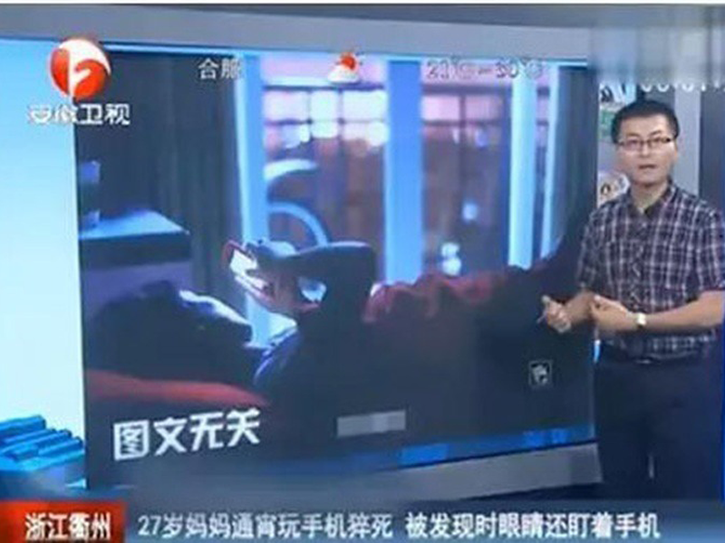 ba-me-27-tuoi-dot-tu-tren-tay-van-cam-di-dong-mat-nhin-trang-mua-sam