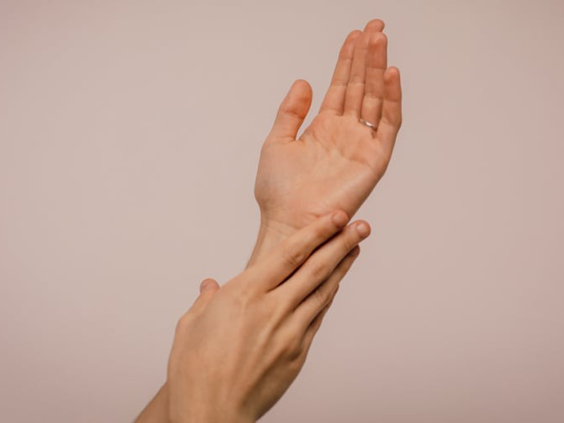 dang-sung-suc-quy-ong-42-tuoi-mac-can-benh-run-lay-bay-nguoi-cung-do