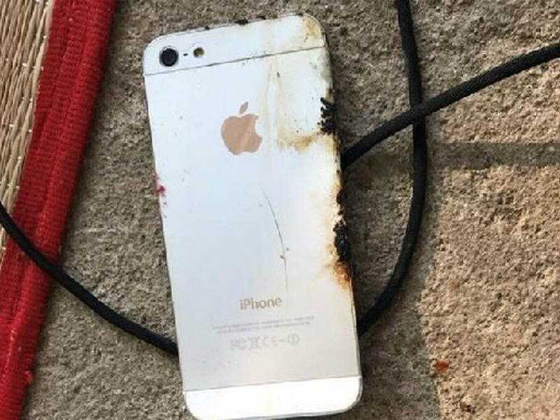 dung-dien-thoai-dang-sac-nam-thanh-nien-o-nam-dinh-bi-no-bay-ban-tay