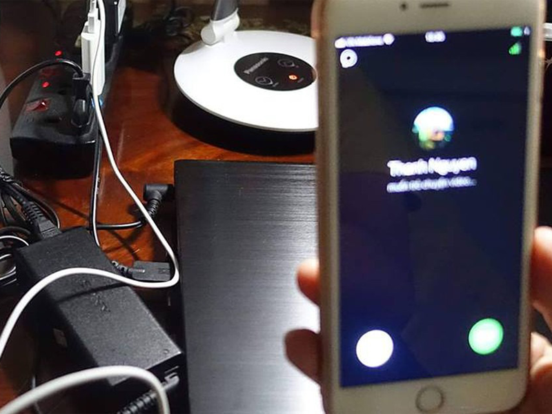 dung-iphone-khi-dang-sac-be-trai-13-tuoi-bi-no-tung-tay