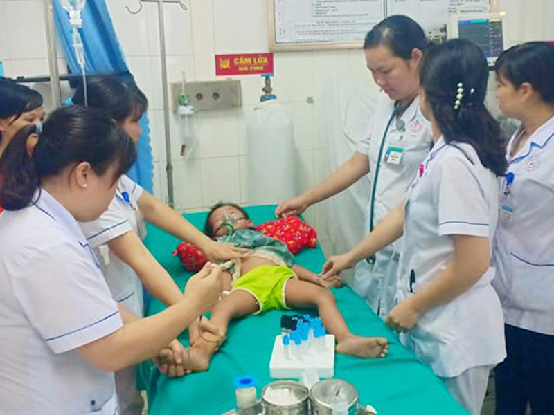 hanh-trinh-nghet-tho-cuu-con-5-thang-tu-coi-chet-vi-soc-phan-ve-khi-uong-sua-bot