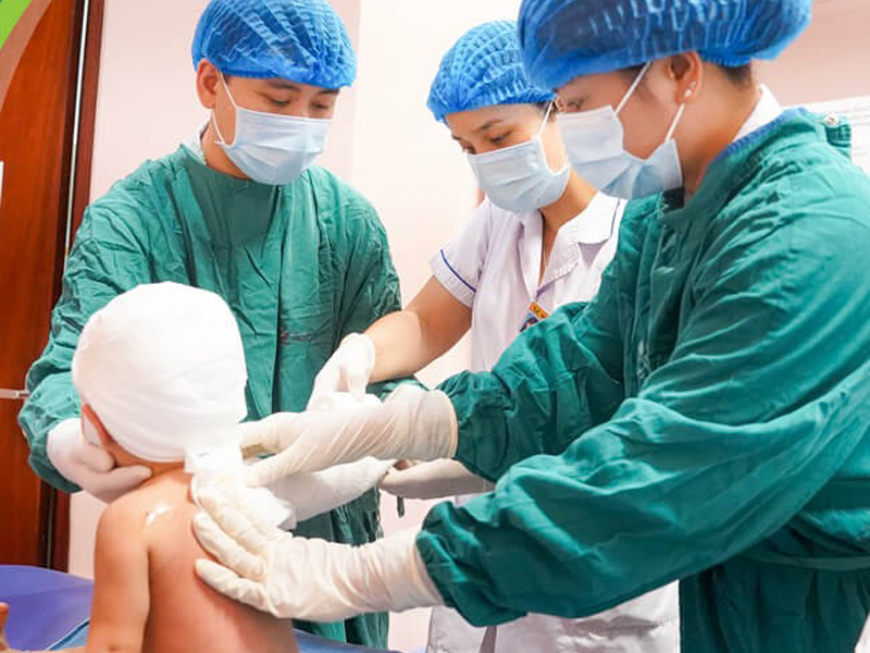 lay-nuoc-mam-mo-tran-chua-bong-ruoi-nhang-theo-benh-nhan-vao-tan-vien