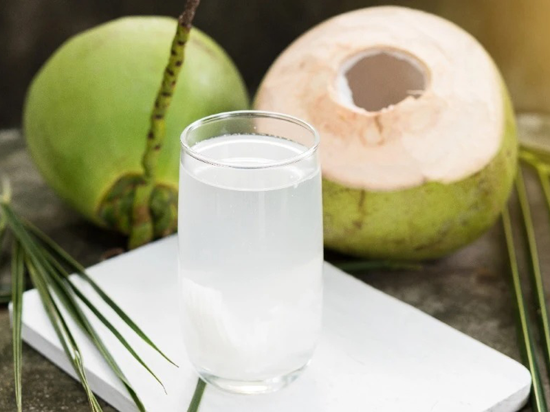 uong-theo-cach-nay-nuoc-dua-thanh-thuoc-doc